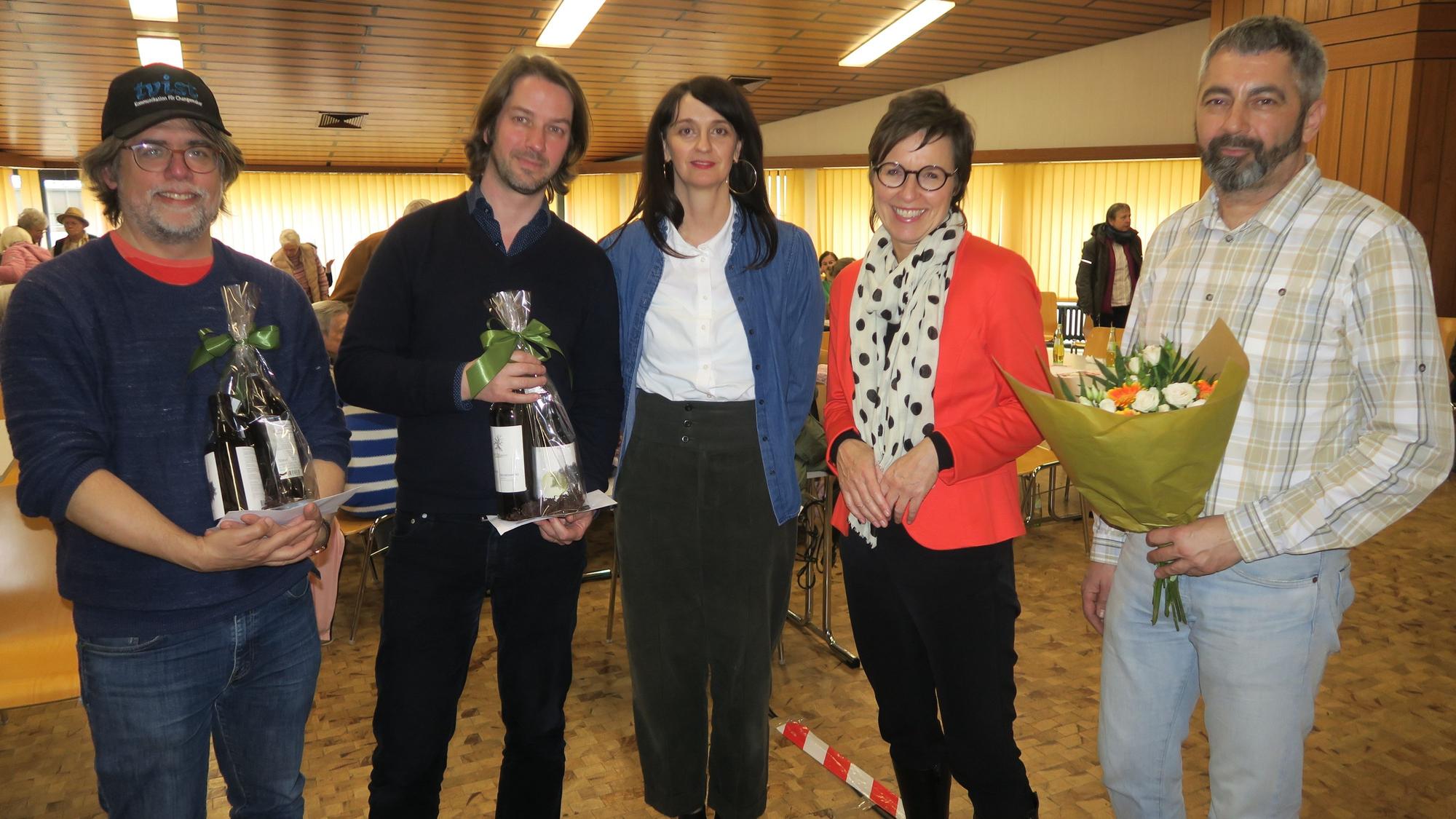 Sebastian Züger (Geschäftsführer Tvist), David Borens (Tvist), Verena Maas, Susanne Hilger (Vorstand der Rheinenergie Stiftungen) und Thomas Wydra (v.l.) stehen nach der Premiere im Kirchensaal von Christi Geburt.