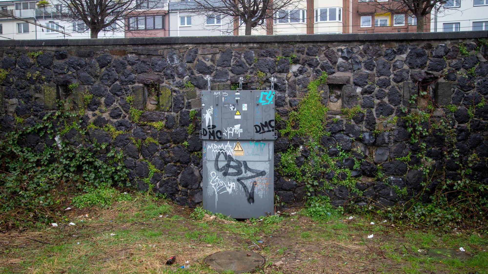 Stein des Anstoßes: Ein Stromkasten an der Deutzer Kirmes