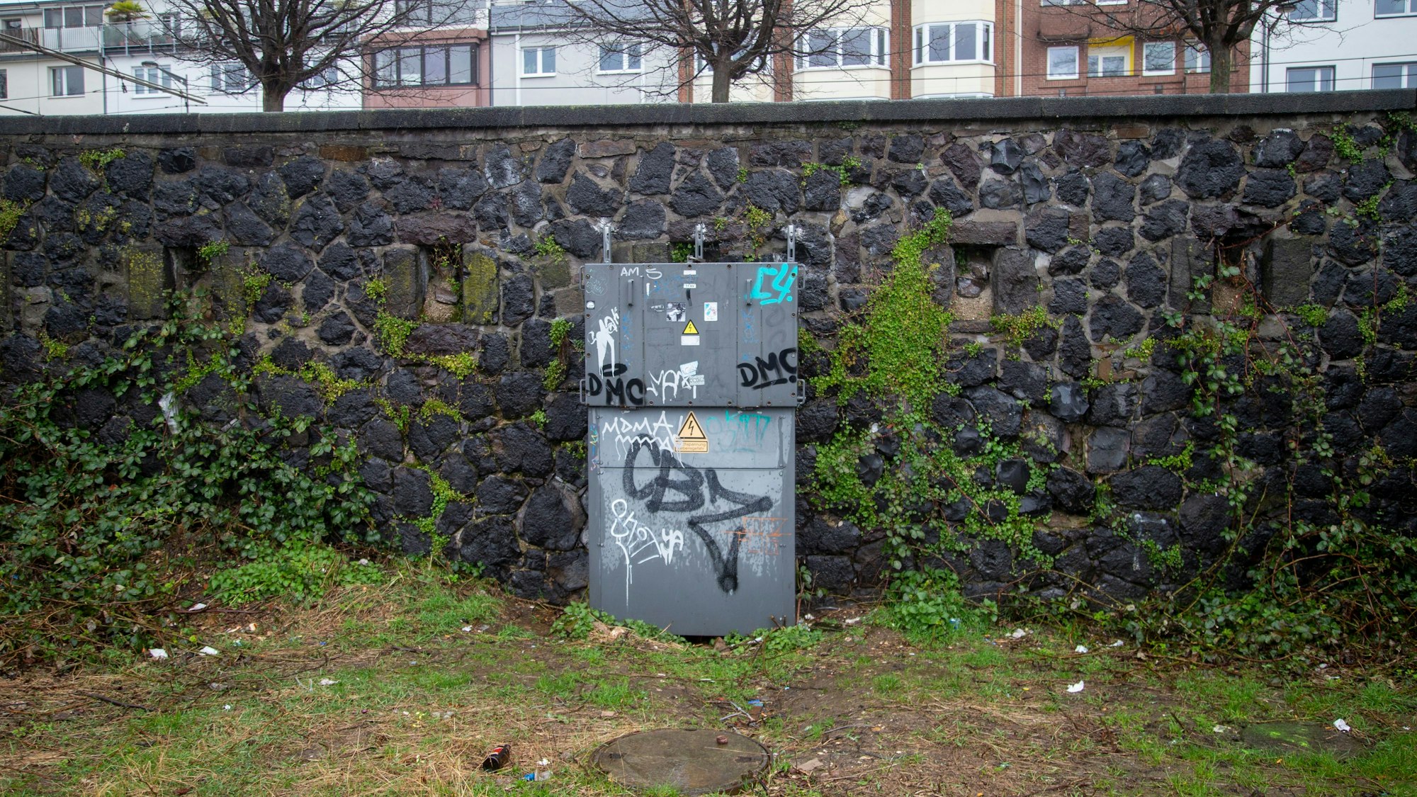 Stein des Anstoßes: Ein Stromkasten an der Deutzer Kirmes