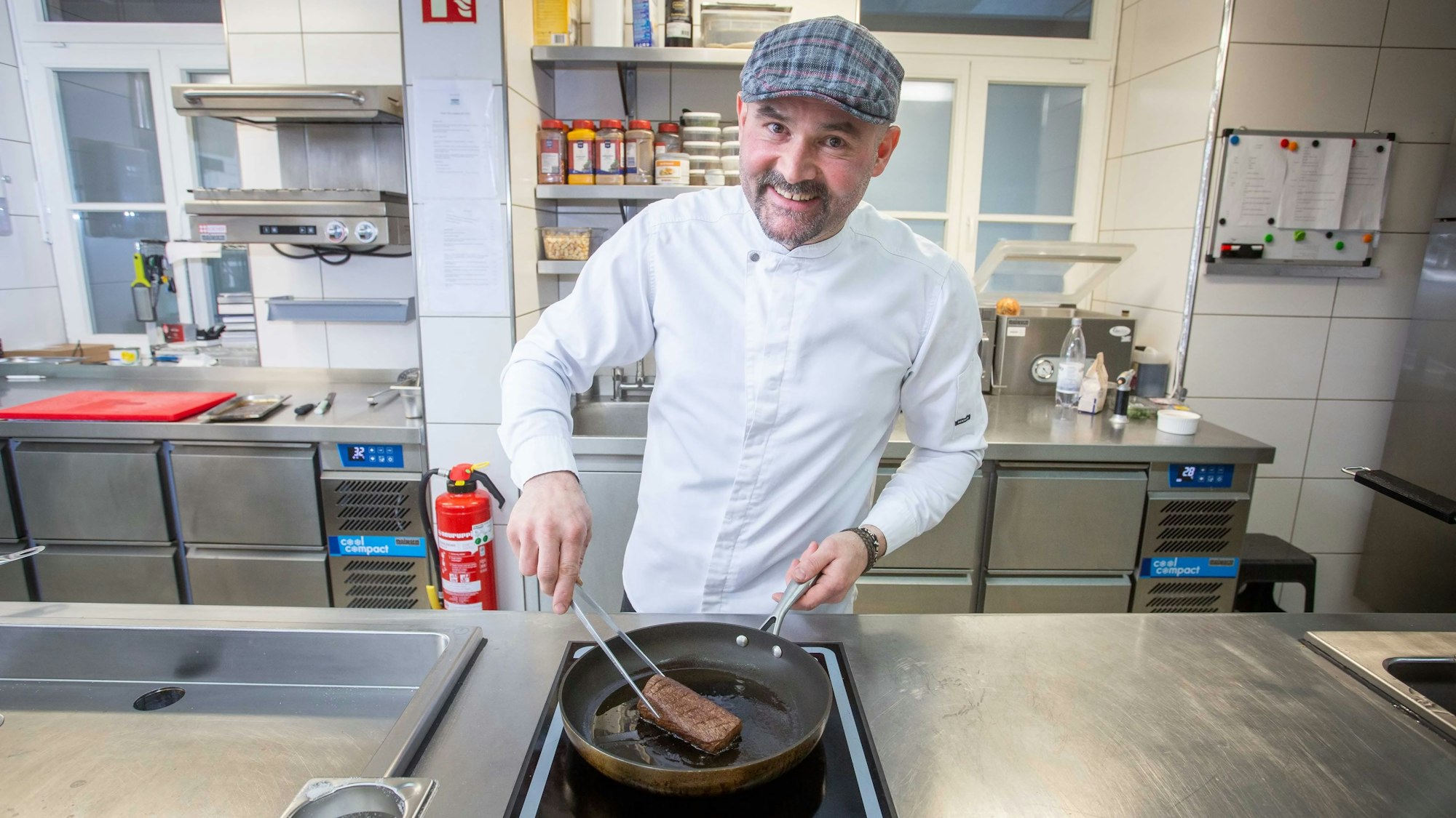 Armend Mustafi beim Kochen in einer Restaurantküche.
