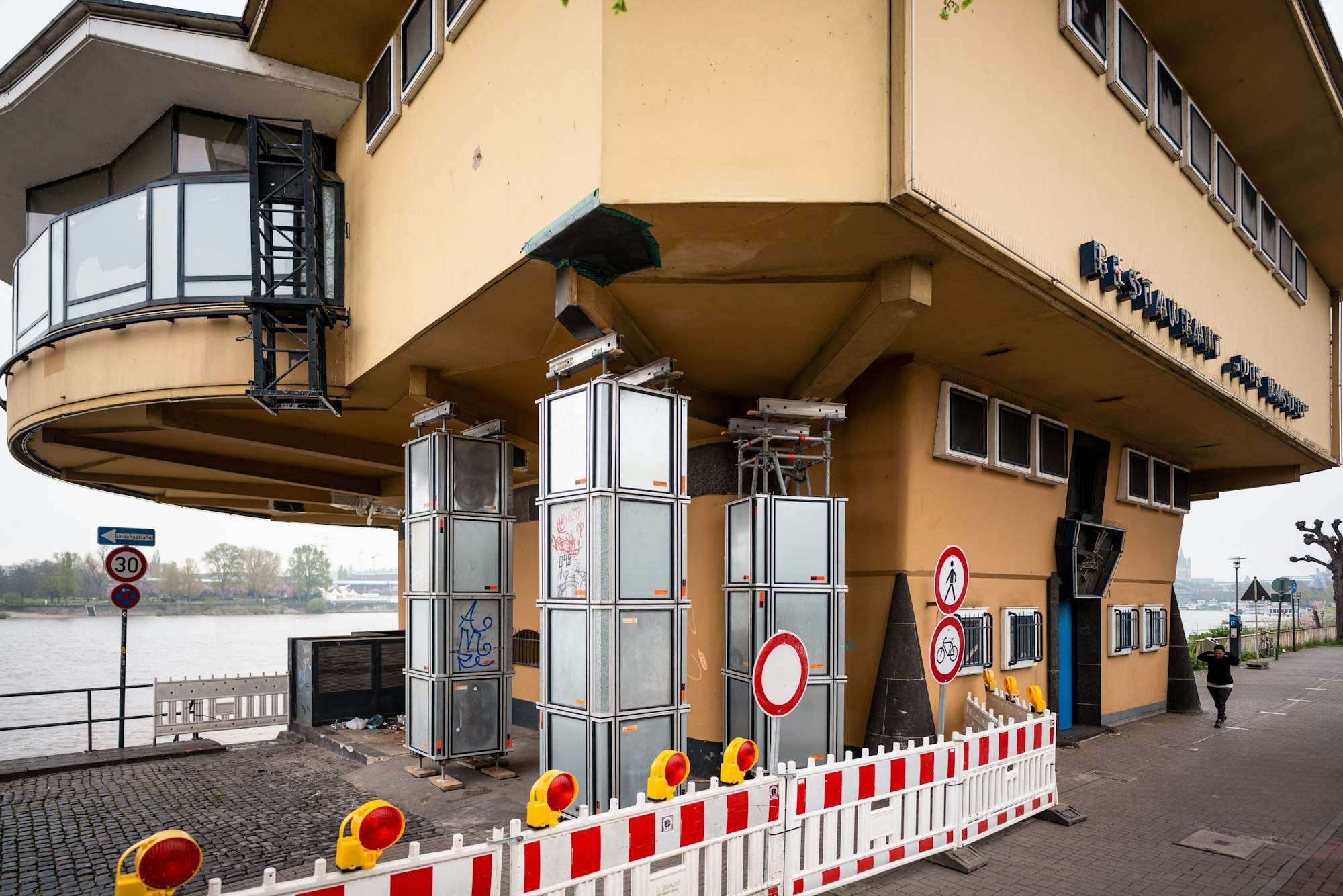 Stützpfeiler tragen die Stahlträger der Tragekonstruktion der Bastei.