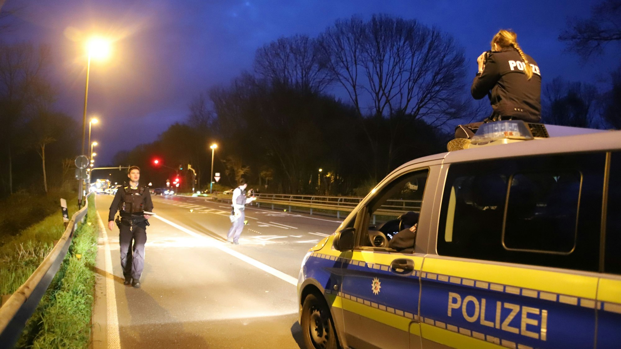 Auf der L 269 sind drei Autos zusammengestoßen, zwei Menschen wurden verletzt..