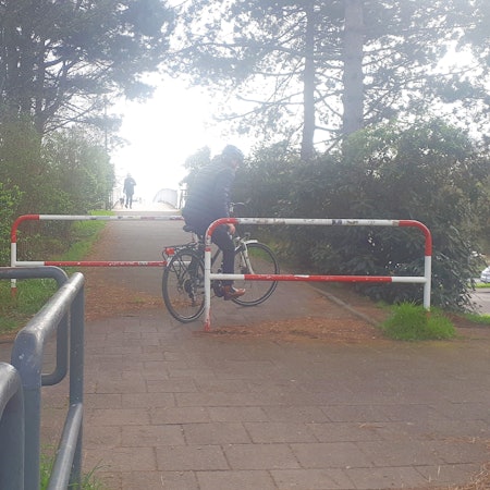 Um auf die Lentpark-Brücke zu fahren, müssen Radfahrer eine steile Auffahrtsrampe und ein Doppel-Umlaufgitter passieren. Dieser Radler schafft es so gerade.
