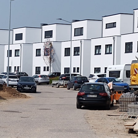 Das Bild zeigt eine Häuserreihe.