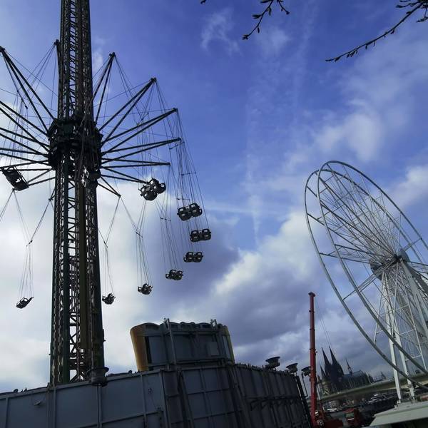 Die Osterkirmes in Köln wird am Rheinufer in Deutz aufgebaut.