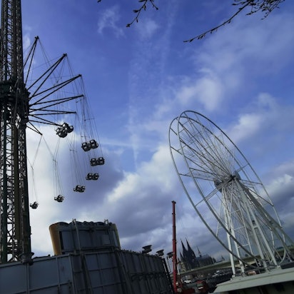 Die Osterkirmes in Köln wird am Rheinufer in Deutz aufgebaut.