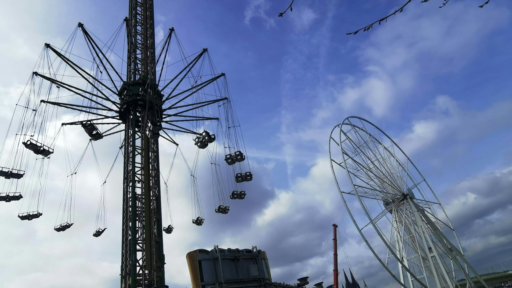 Die Osterkirmes in Köln wird am Rheinufer in Deutz aufgebaut.