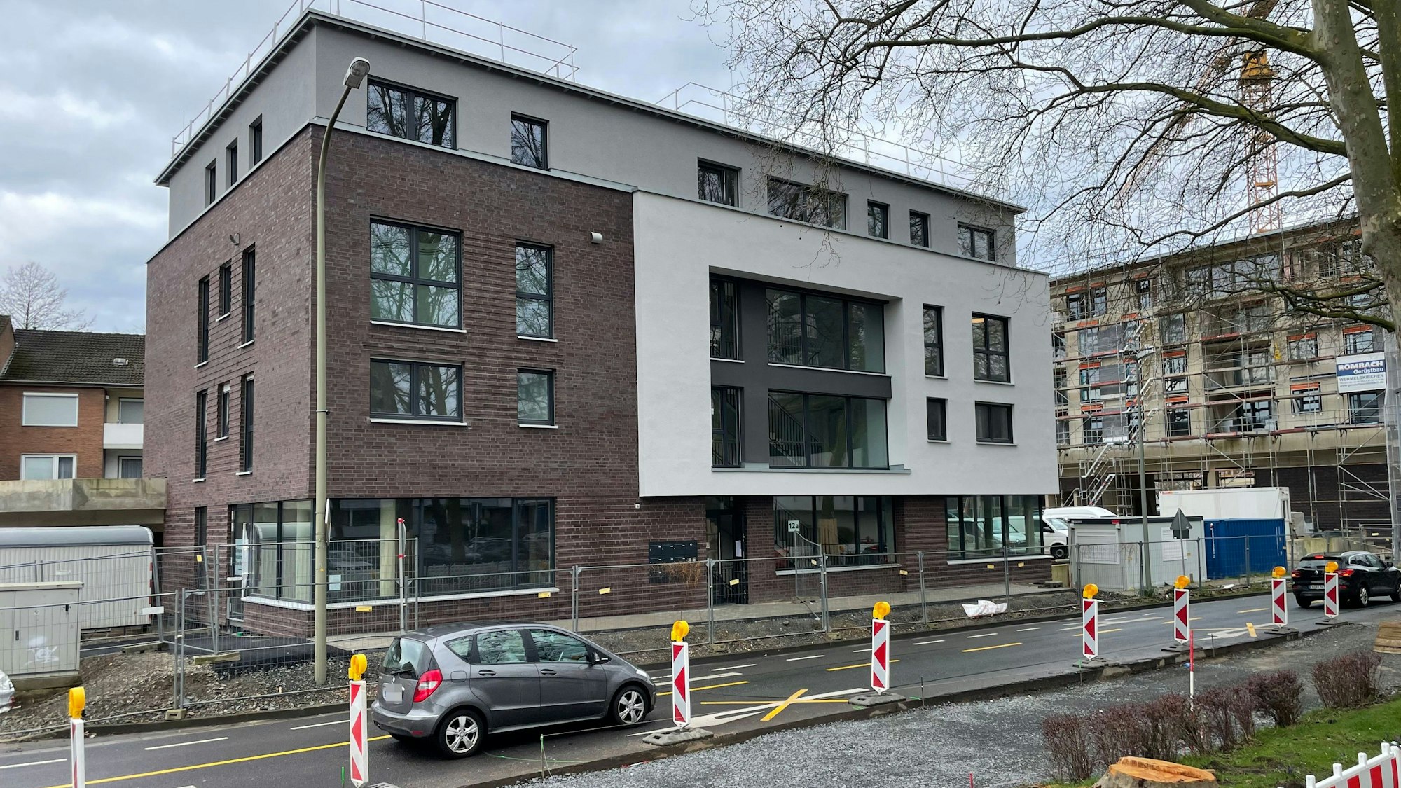 Auf dem früheren Areal des Kaufparks und der Tankstelle entstehen Wohnungen und ein Edeka-Markt. Auch geplant ist eine Tiefgarage, die sowohl Anwohnerinnen und Anwohner der künftigen Wohnungen als auch Anlieferer für den Edeka nutzen sollen.