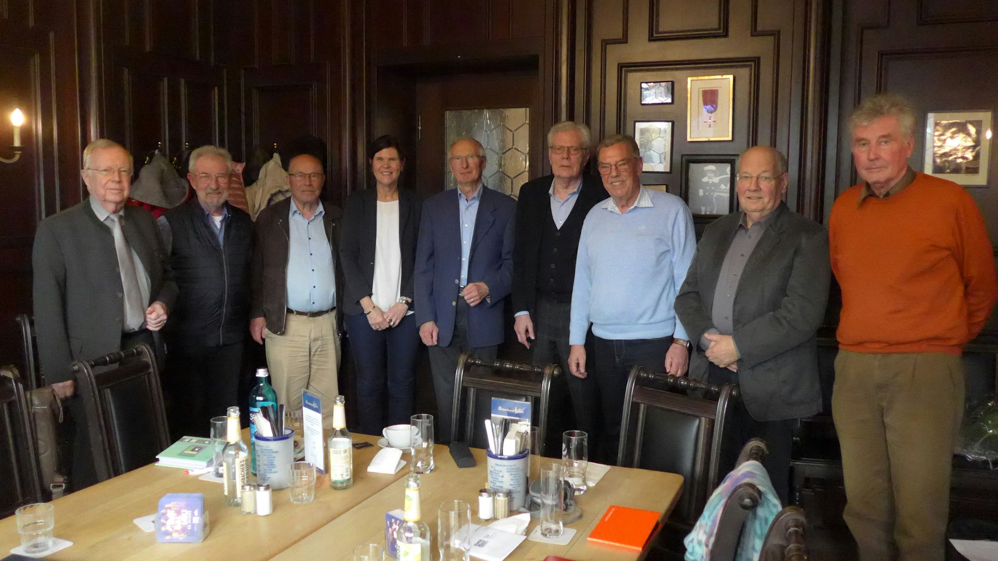 60 Jahre nach dem Abitur am Städtischen Gymnasium Köln-Deutz trafen sich jetzt acht ehemalige Schüler mit der heutigen Direktorin Anja Veith-Grimm.