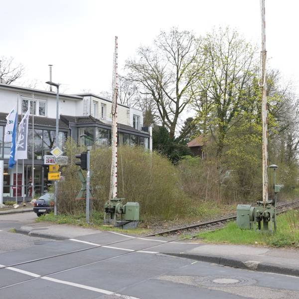 Das Foto zeigt den Bahnübergang Tannenbergstraße mit dem Gleis nach Bensberg