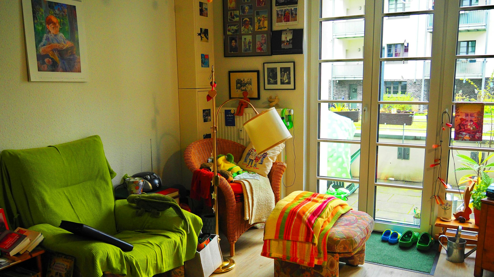 Der Wohnraum mit integrierter Küche geht zum grünen Hinterhof.