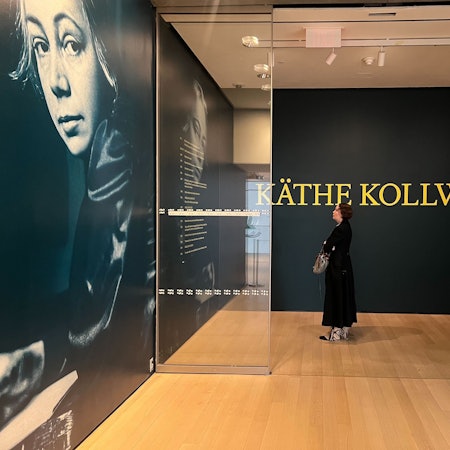 26.03.2024, USA, New York: Eingang zur Ausstellung «Käthe Kollwitz» im New Yorker Museum of Modern Art (MoMA). Schon seit mehr als 30 Jahren gab es in den USA keine große Ausstellung mit Werken von Käthe Kollwitz mehr, in New York noch nie - aber jetzt ehrt das renommierte MoMA posthum die deutsche Künstlerin. (zu dpa «New Yorker MoMA zeigt große Käthe-Kollwitz-Schau») Foto: Christina Horsten/dpa - ACHTUNG: Nur zur redaktionellen Verwendung im Zusammenhang mit einer Berichterstattung über die Ausstellung und nur mit vollständiger Nennung des vorstehenden Credits +++ dpa-Bildfunk +++