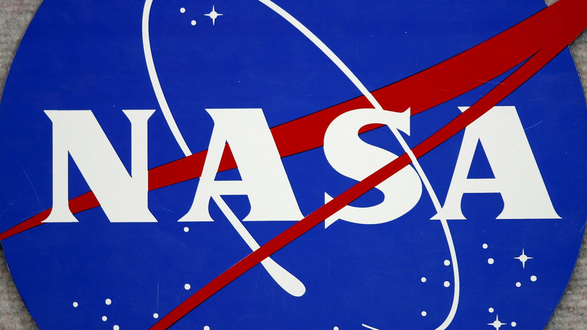 ARCHIV - 07.02.2007, USA, Houston: Das Logo der NASA am Johnson Space Center in Houston, Texas (Archivfoto).
Die Nasa ist die Raumfahrtbehörde des Landes USA. Sie möchten gern Menschen zum Mars schicken. (zu dpa: «Nasa feiert Astronauten nach Ausbildungsabschluss - und sucht neue») Foto: epa Aaron M. Sprecher/epa/dpa +++ dpa-Bildfunk +++