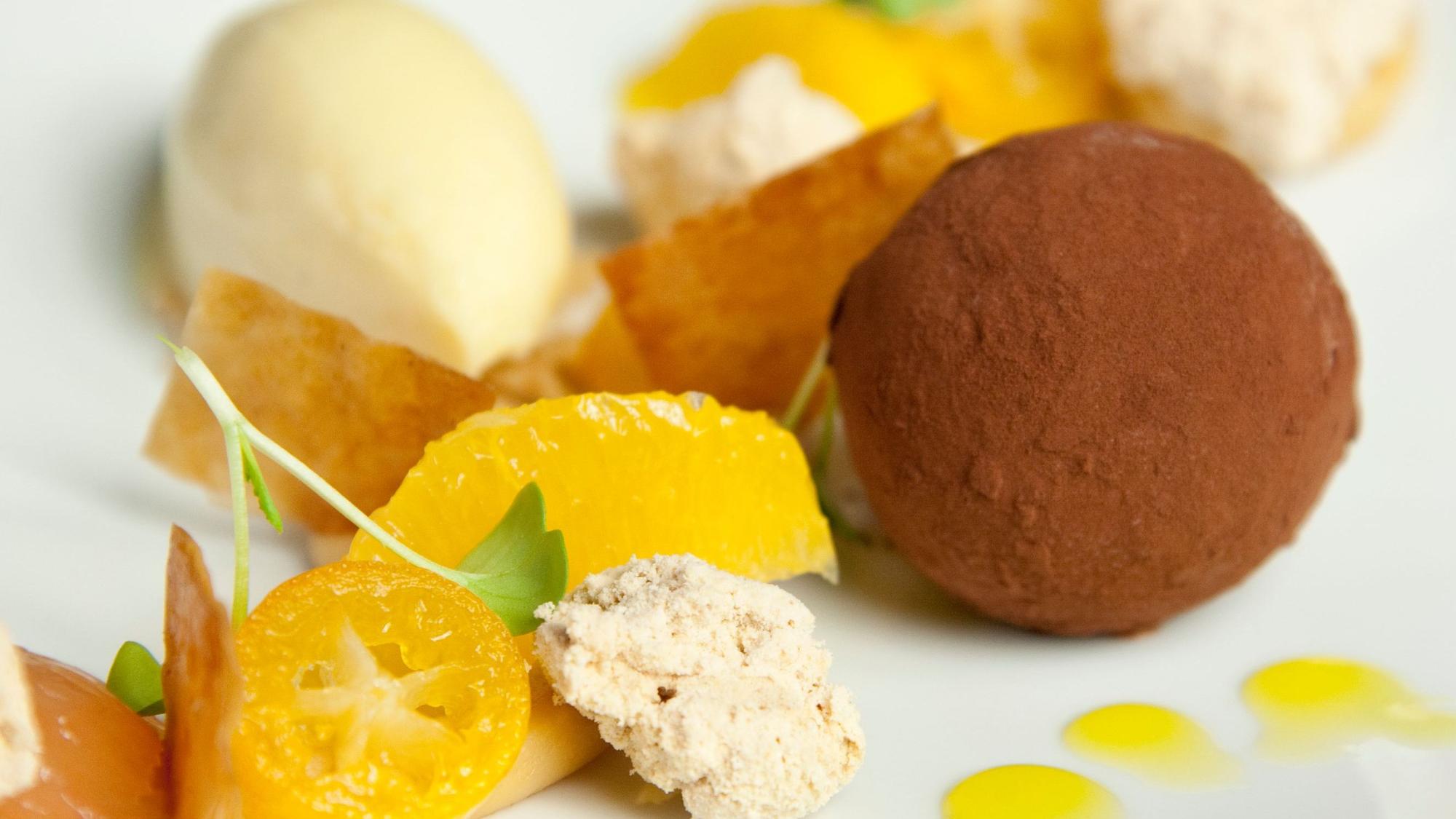 Das Dessert ist auf einem Teller angerichtet.