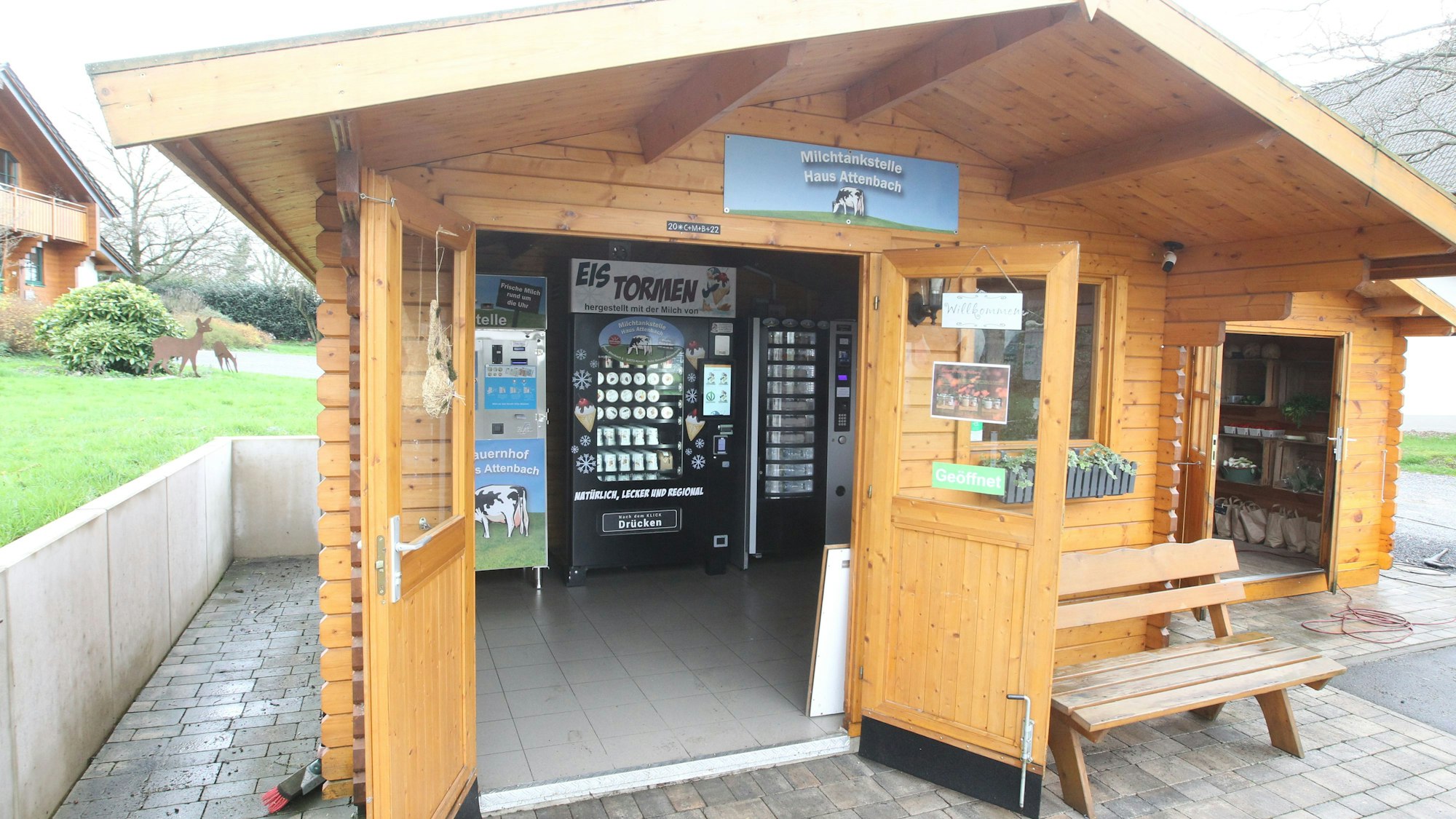 Im Verkaufshäuschen im Haus Attenbach gibt es natürlich auch Eier und sogar bunte für einen Aufpreis.