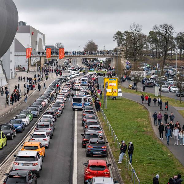 Auf der B258, die am Nürburgring vorbeiführt, staut sich in Höhe der Ring-Arena mit dem markanten Nürburgring-Schriftzug der Verkehr.