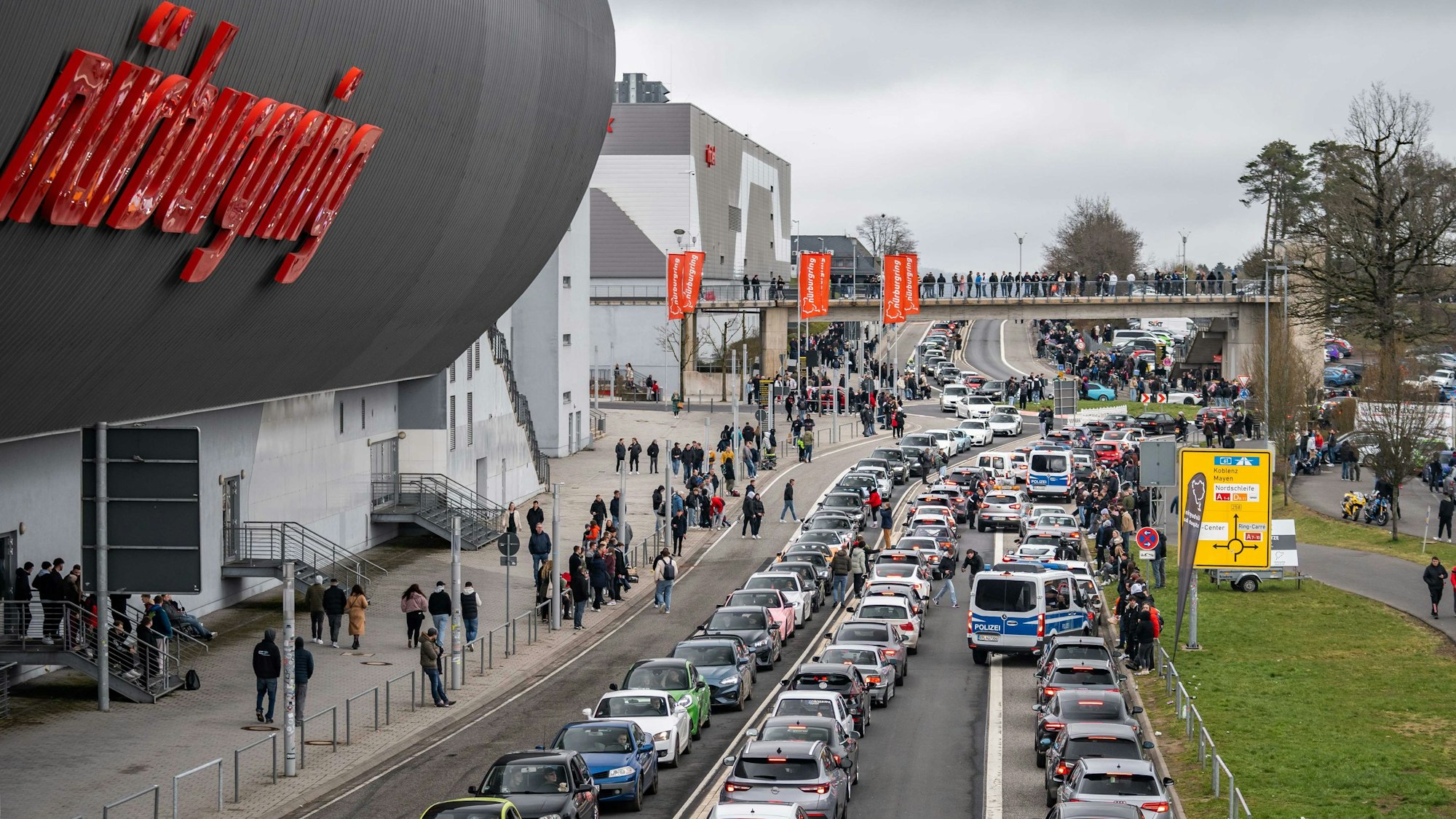 Auf der B258, die am Nürburgring vorbeiführt, staut sich in Höhe der Ring-Arena mit dem markanten Nürburgring-Schriftzug der Verkehr.