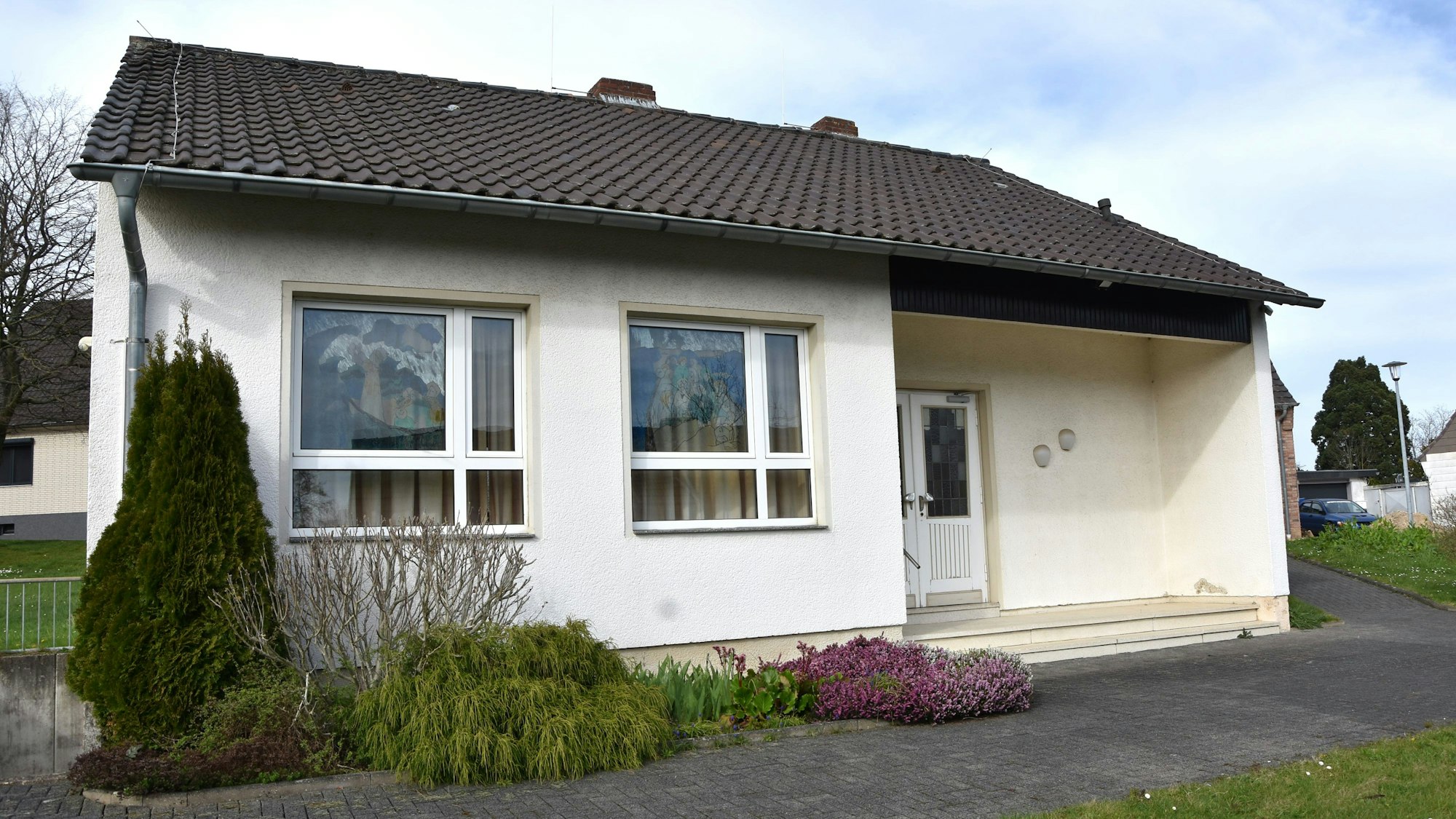 Ein einstöckiges Gebäude ist zu sehen, es ist in Weiß gestrichen.