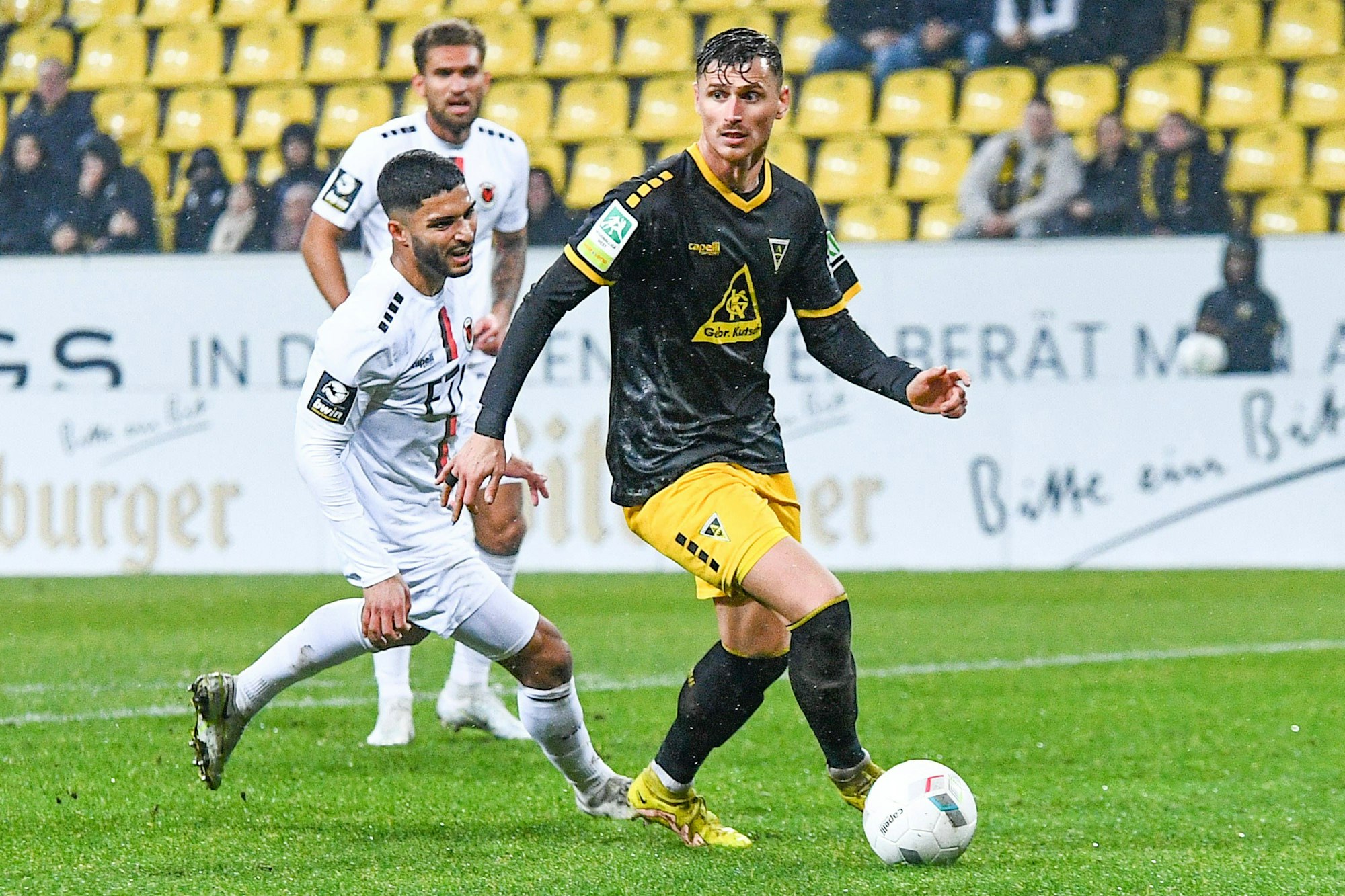 Franko Uzelac Alemannia Aachen, 4 am Ball, Spielszene, Aktion, Action, Spielszene, 22.02.2023, Aachen Deutschland, Fussball, Mittelrheinpokal, Viertelfinale, TSV Alemannia Aachen - FC Viktoria Köln, Fussball, Mittelrheinpokal, Viertelfinale, TSV Alemannia Aachen - FC Viktoria Köln, DFB/DFL REGULATIONS PROHIBIT ANY USE OF PHOTOGRAPHS AS IMAGE SEQUENCES AND/OR QUASI-VIDEO. *** Franko Uzelac Alemannia Aachen, 4 on the ball, game scene, action, game scene, 22 02 2023, Aachen Germany , football, Mittelrheinpokal, quarterfinal, TSV Alemannia Aachen FC Viktoria Köln, football, Mittelrheinpokal, quarterfinal, TSV Alemannia Aachen FC Viktoria Köln, DFB DFL REGULATIONS PROHIBIT ANY USE OF PHOTOGRAPHS AS IMAGE SEQUENCES AND OR QUASI VIDEO xmhx