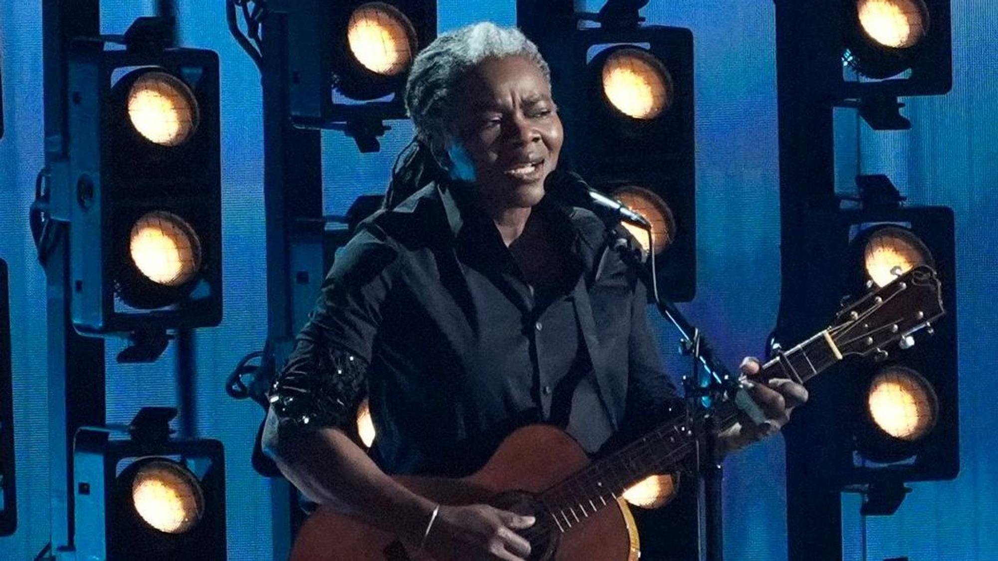ARCHIV - 04.02.2024, USA, Los Angeles: Tracy Chapman und Luke Combs singen "Fast Car" während der Verleihung der 66. jährlichen Grammy Awards. (zu dpa: «Plötzlich zurück im Scheinwerferlicht: US-Musikerin Chapman wird 60») Foto: Chris Pizzello/Invision/AP/dpa +++ dpa-Bildfunk +++