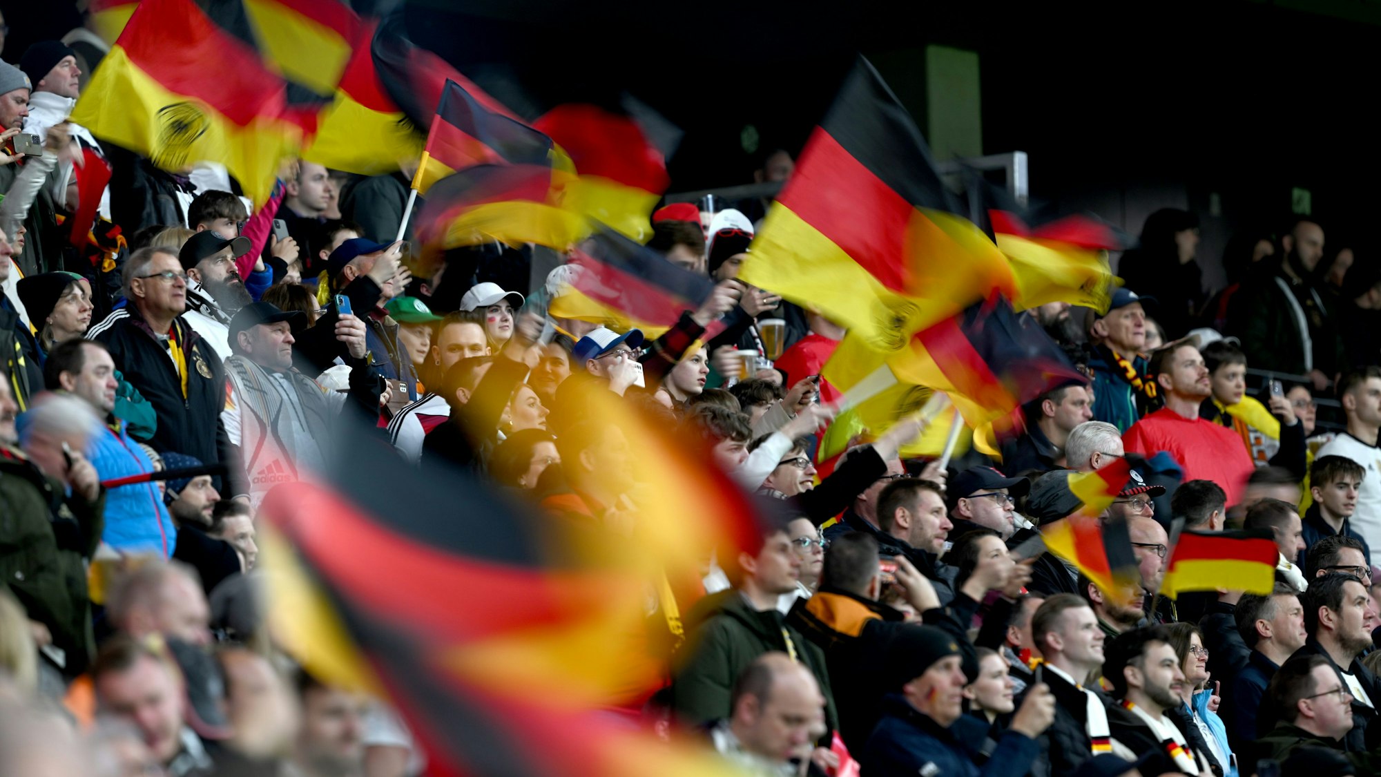 Fans feuern die deutsche Mannschaft an.