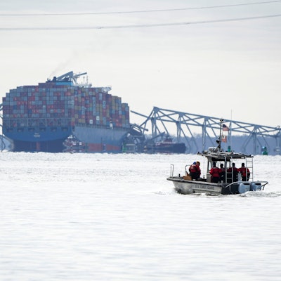 Ein Teil des Stahlrahmens der Francis Scott Key Bridge liegt der auf dem Containerschiff Dali, nachdem die Brücke am 26. März 2024 in Baltimore, Maryland, zusammengebrochen ist.