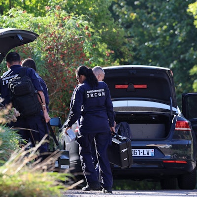 Kriminaltechniker der französischen Gendarmerie durchsuchen ein Auto auf der Suche nach der vermissten 15-jährigen Lina. Sie war in Saint-Blaise-la-Roche im Elsass nahe der deutschen Grenze verschwunden.