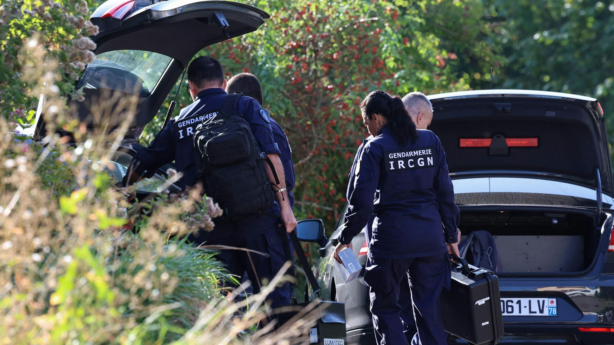 Kriminaltechniker der französischen Gendarmerie durchsuchen ein Auto auf der Suche nach der vermissten 15-jährigen Lina. Sie war in Saint-Blaise-la-Roche im Elsass nahe der deutschen Grenze verschwunden.