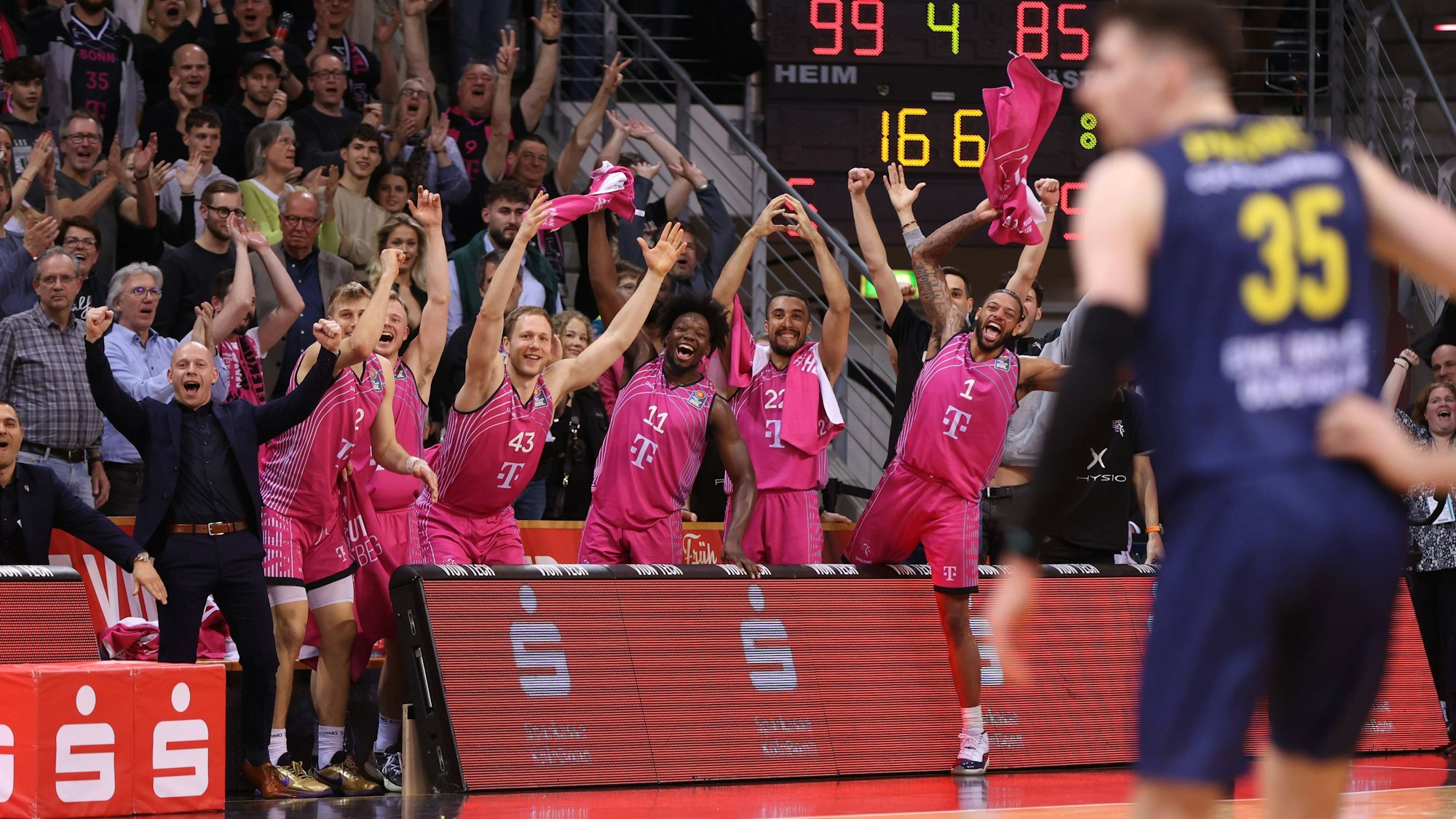 Donuts für die Baskets: Die Mannschaft bejubelt den 100. Punkt (oben) und darf sich nun auf Süßes von Glynn Watson freuen.