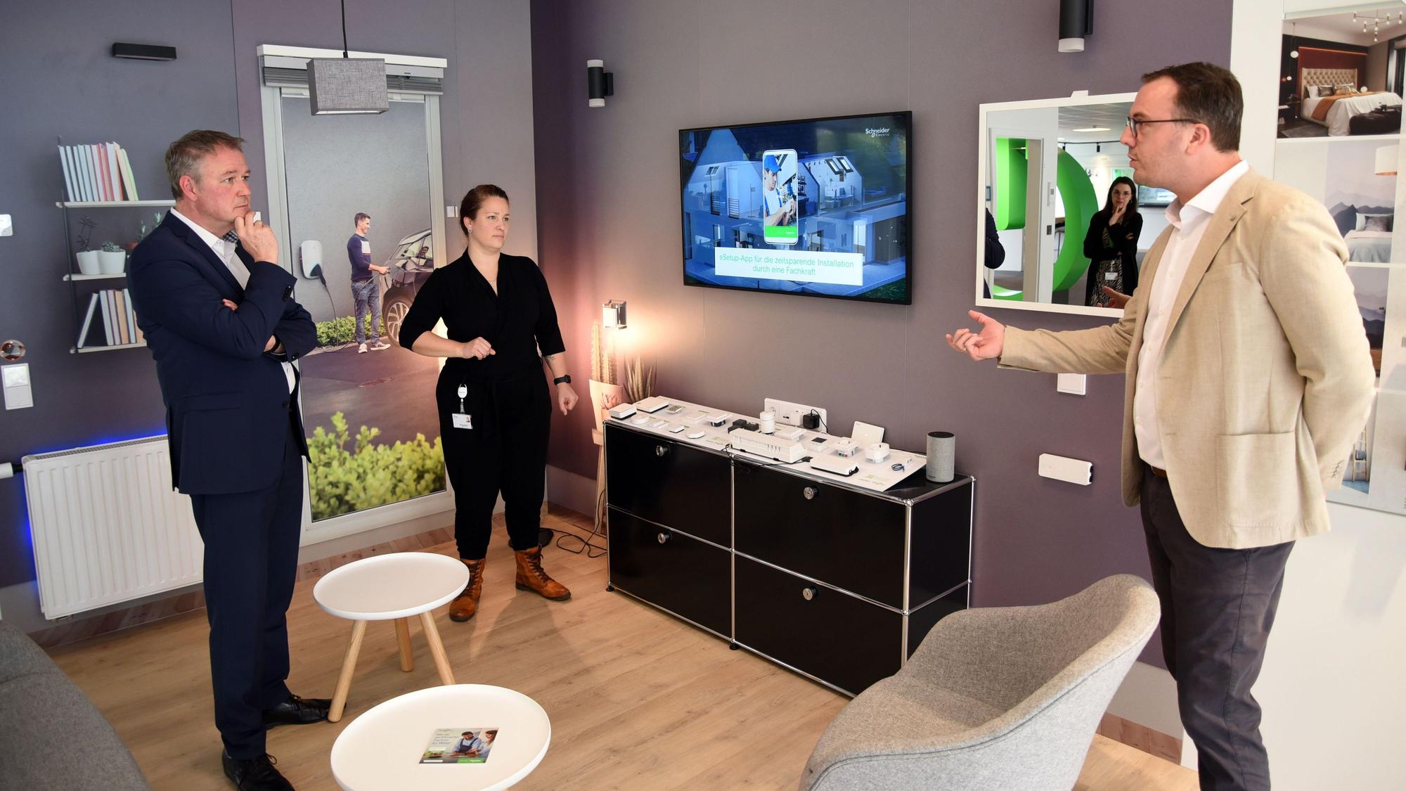 Foto vom Rundgang durch den Showroom des Unternehmens Schneider Electric in Wiehl Bomig mit dem Bundestagsabgeordneten Carsten Brodesser.