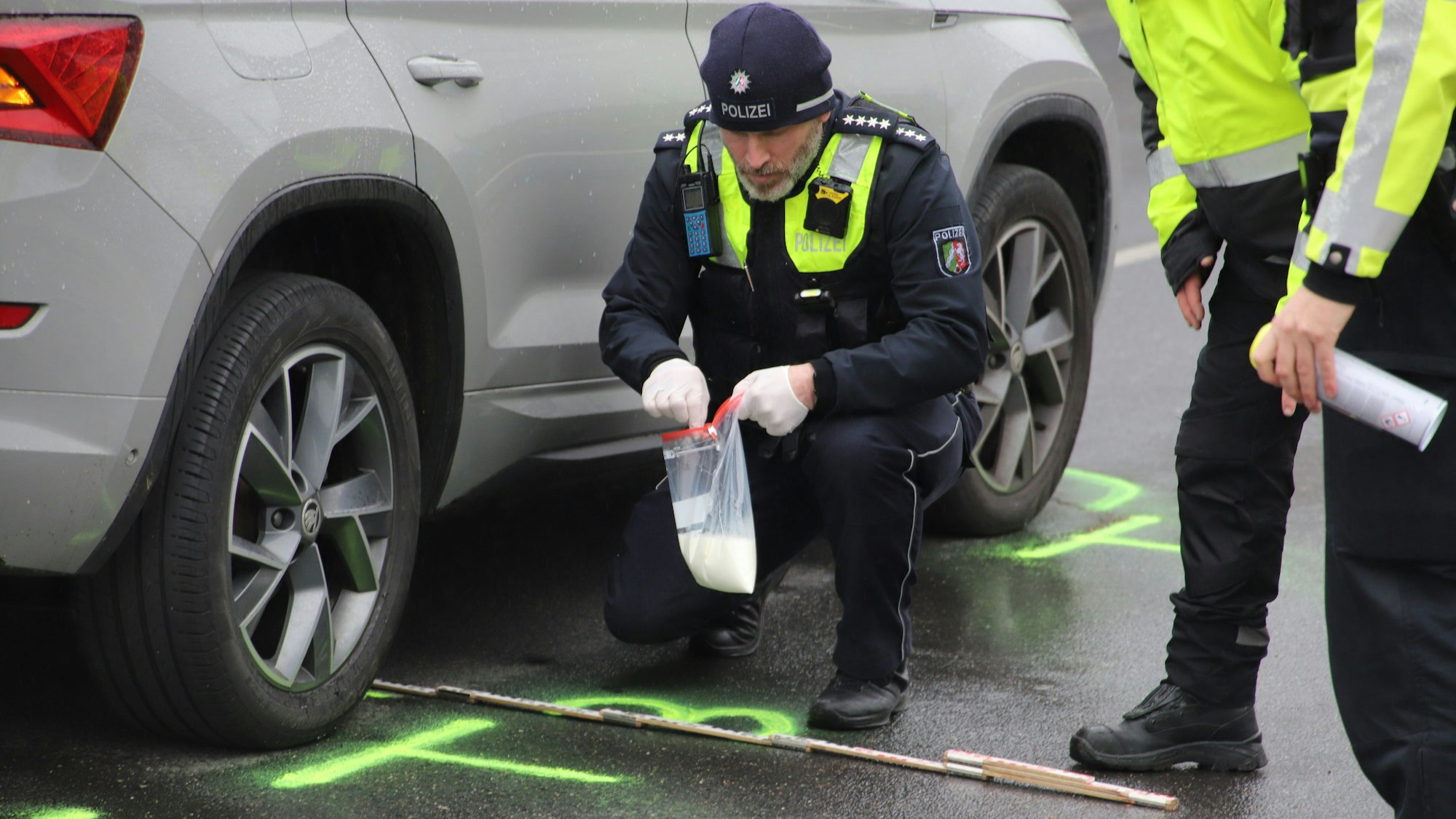 Der Einsatzleiter der Polizei sicherte einen Zahn des Opfers, der von einem Streifenwagen in die Bonner Uni-Klinik gefahren wurde.