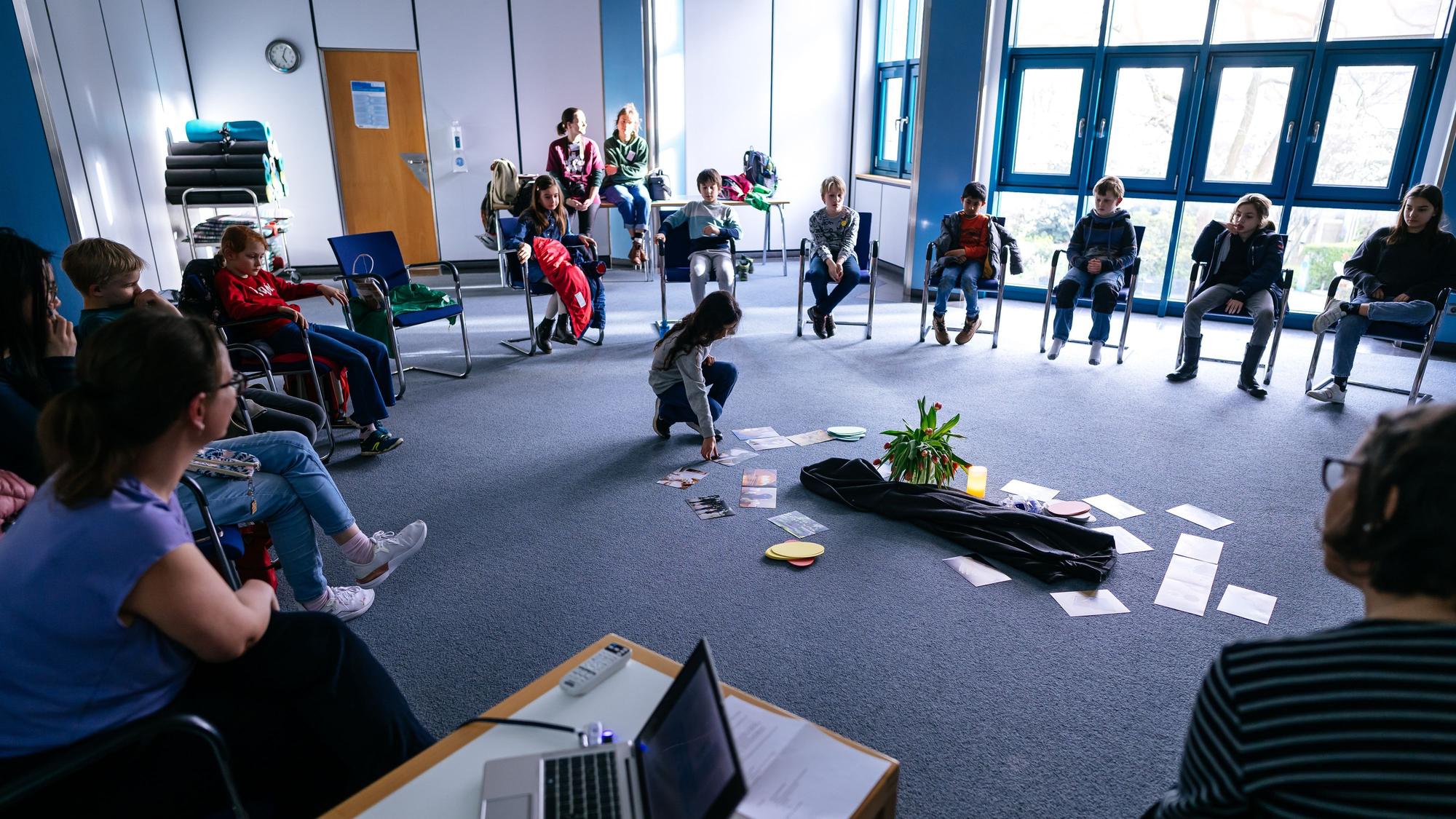 Spielerisch lernen die Kinder, wie Palliativmediziner an der Uniklinik Köln arbeiten.