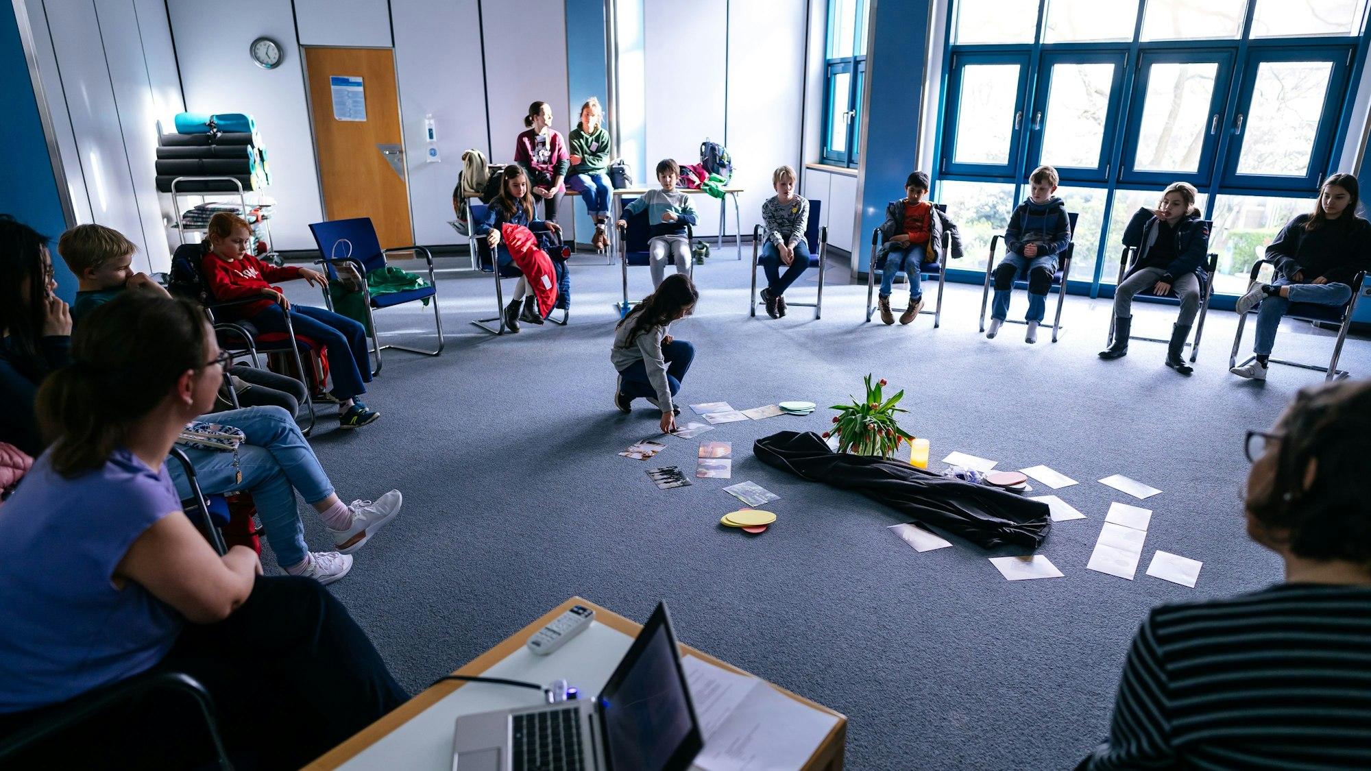 Spielerisch lernen die Kinder, wie Palliativmediziner an der Uniklinik Köln arbeiten.