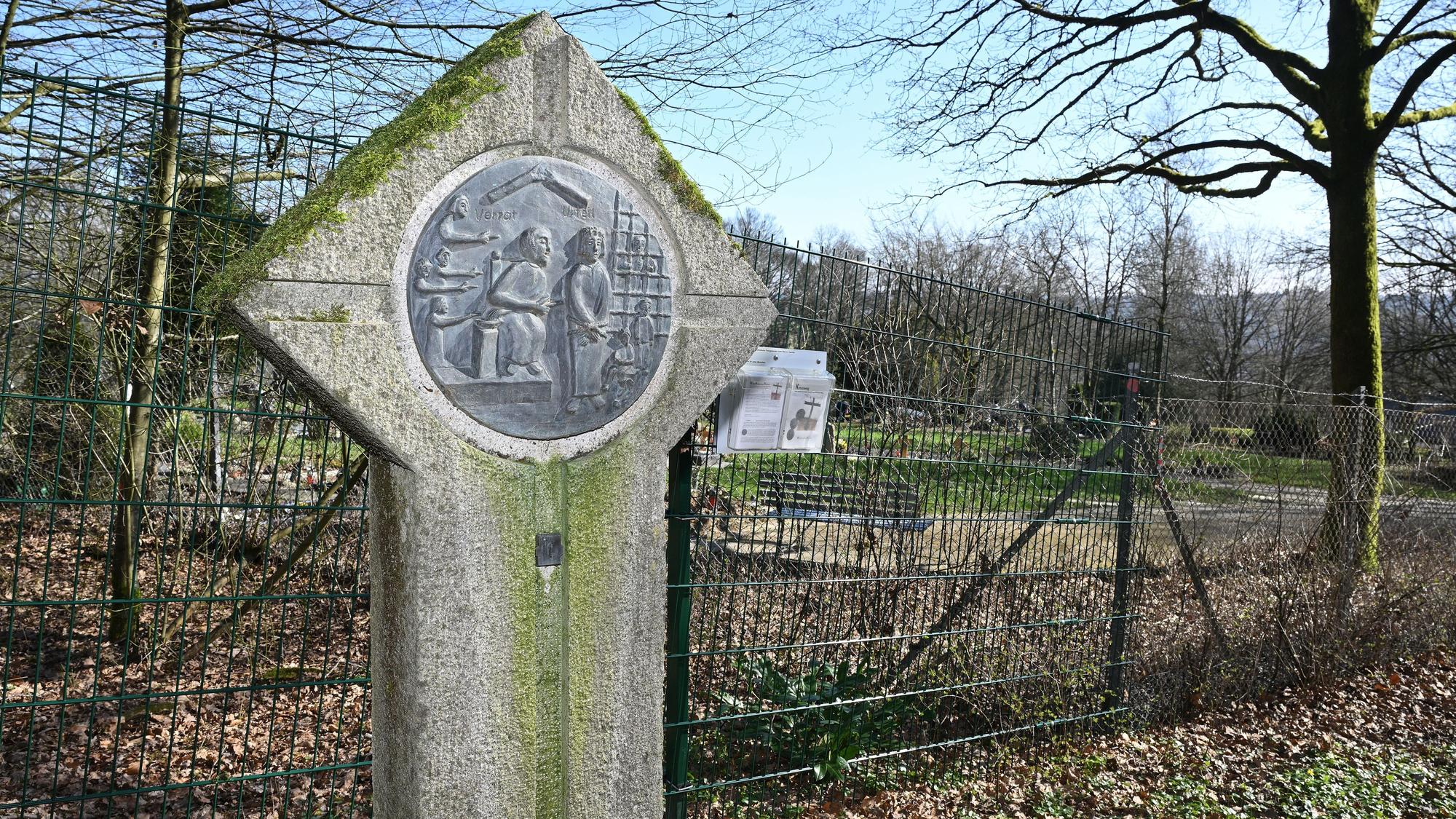 Das Foto zeigt die erste Station am Kreuzweg am Waldfriedhof Kürten