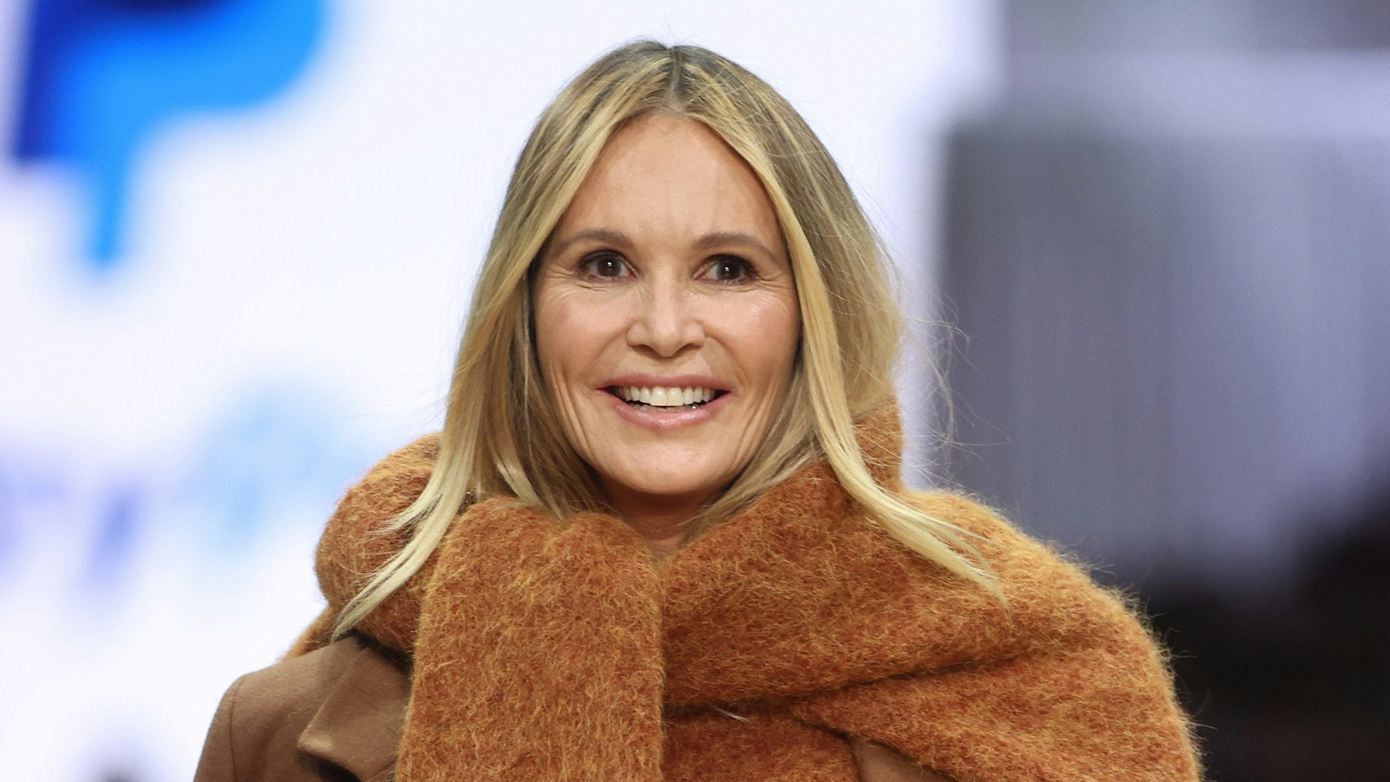 Model Elle Macpherson zeigt eine Kreation von Victoria & Woods bei der Eröffnung der Premium-Laufstegserie des Melbourne Fashion Festivals im Royal Exhibition Building.