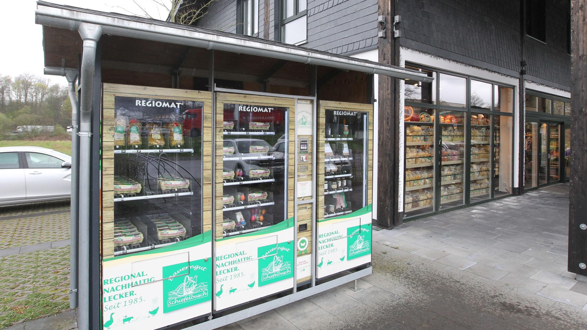 Am Hofladen Schiefelbusch in der Sülzaue stehen Eierautomaten.
