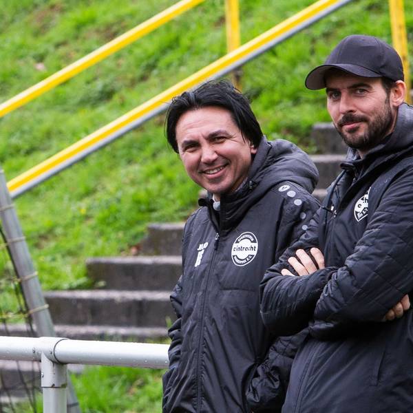 Hohkeppels Vorsitzender Hakan Ekmen und der Sportliche Leiter Kevin Theisen am Fußballplatz.