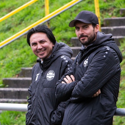 Hohkeppels Vorsitzender Hakan Ekmen und der Sportliche Leiter Kevin Theisen am Fußballplatz.