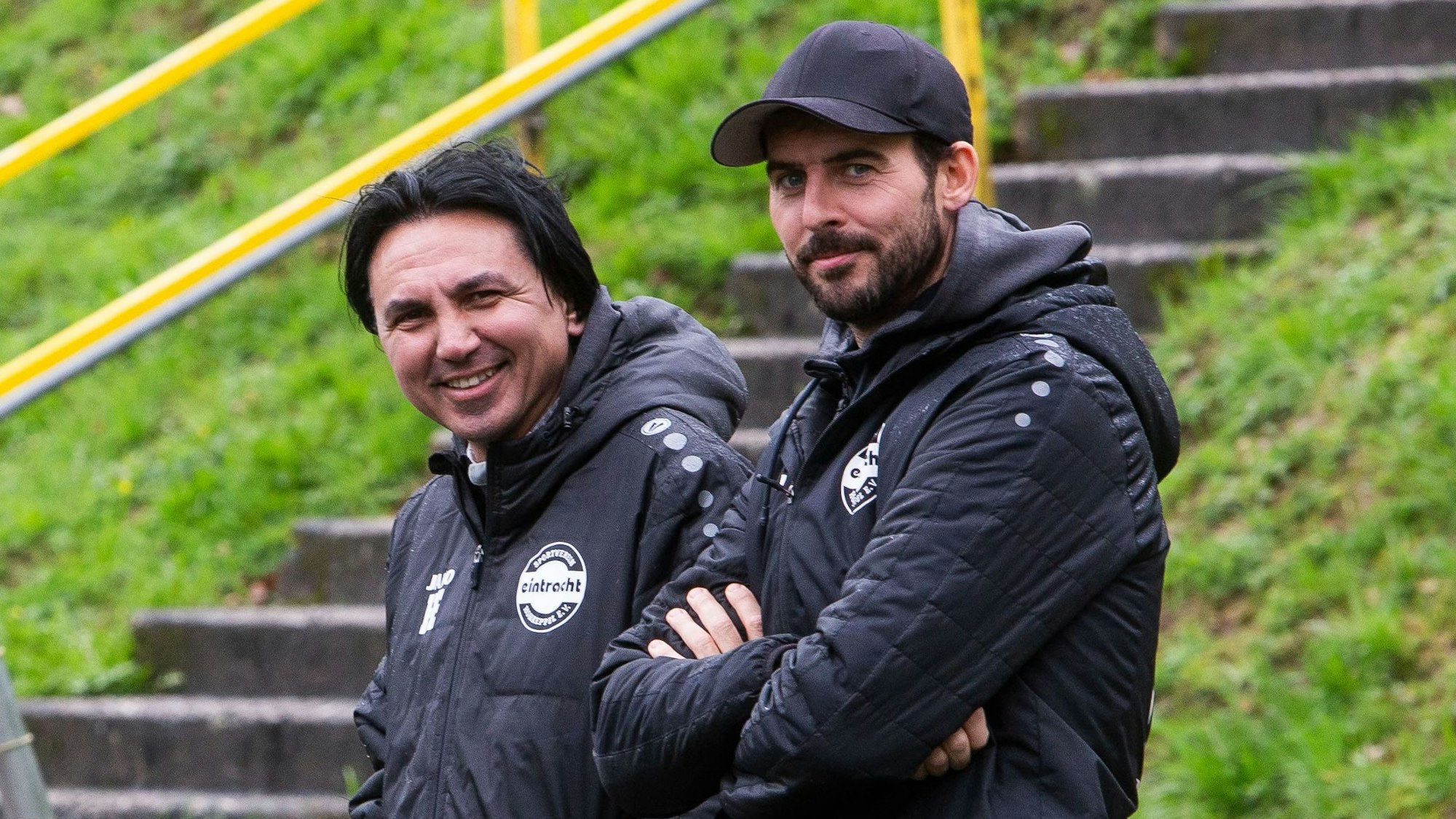 Hakan Ekmen und Kevin Theisen lehnen am Geländer.