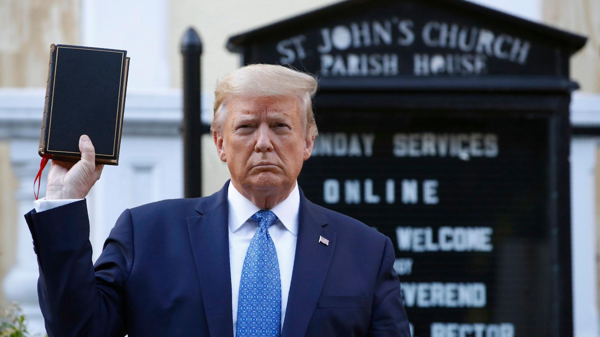 Im Jahr 2020 hatte Trump mit einer Bibel vor einer zuvor bei Anti-Rassismus-Protesten beschädigten anglikanischen Kirche posiert. (Archivbild)