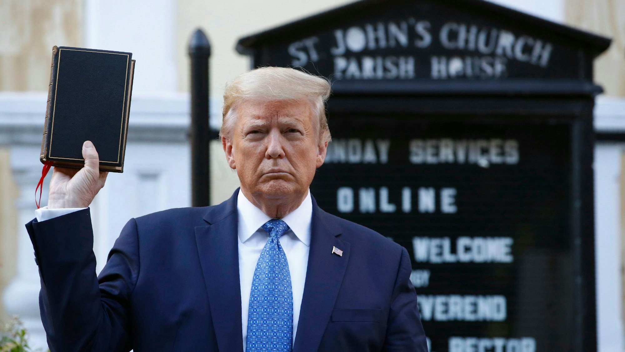 Im Jahr 2020 hatte Trump mit einer Bibel vor einer zuvor bei Anti-Rassismus-Protesten beschädigten anglikanischen Kirche posiert. (Archivbild)