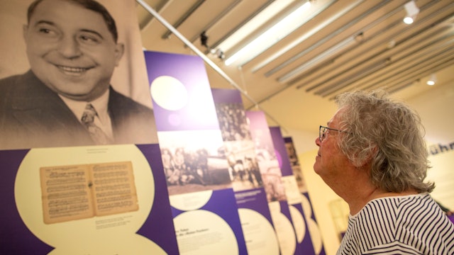 Die Enkelin schaut zum Großvater auf. Dem Künstler sind in der Ausstellung „Schalom & Alaaf“ sechs Aufhänger gewidmet.