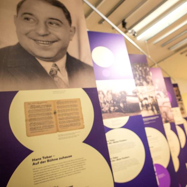 Die Enkelin schaut zum Großvater auf. Dem Künstler sind in der Ausstellung „Schalom & Alaaf“ sechs Aufhänger gewidmet.