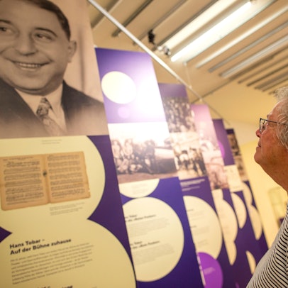 Die Enkelin schaut zum Großvater auf. Dem Künstler sind in der Ausstellung „Schalom & Alaaf“ sechs Aufhänger gewidmet.