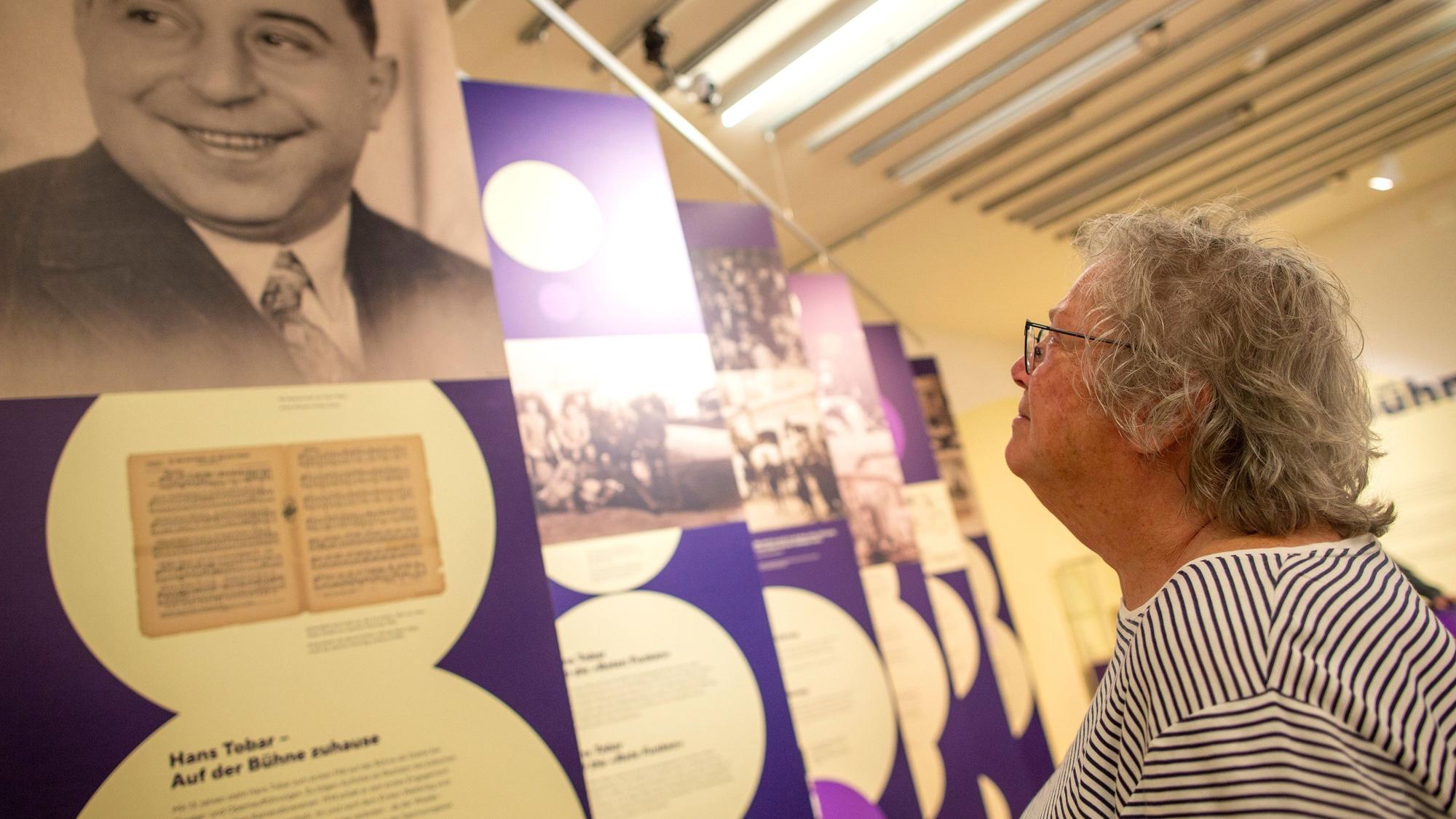 Die Enkelin schaut zum Großvater auf. Dem Künstler sind in der Ausstellung „Schalom & Alaaf“ sechs Aufhänger gewidmet.