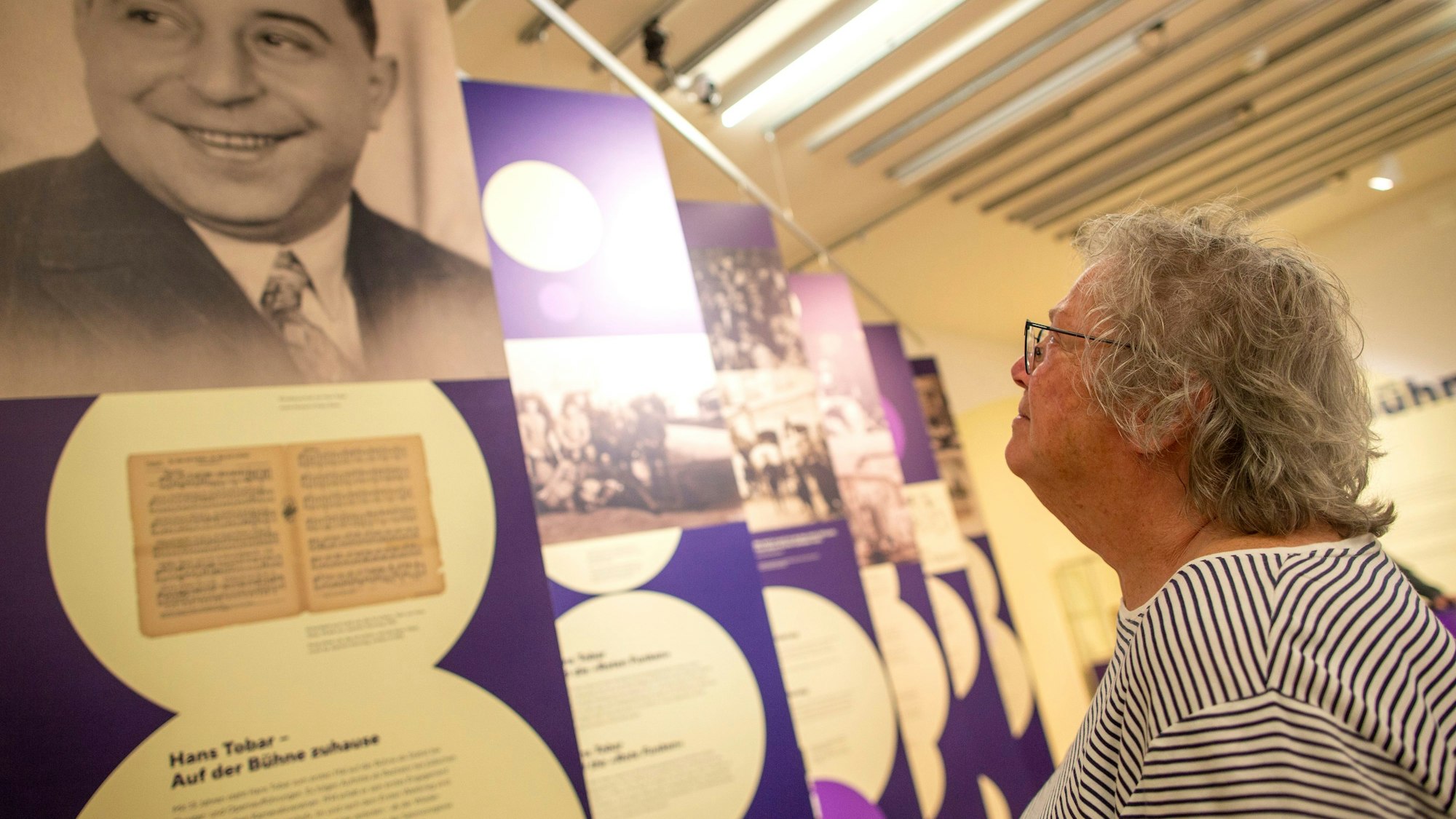 Die Enkelin schaut zum Großvater auf. Dem Künstler sind in der Ausstellung „Schalom & Alaaf“ sechs Aufhänger gewidmet.