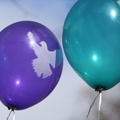 Bunte Luftballons mit Friedenstaube (Symbolbild)