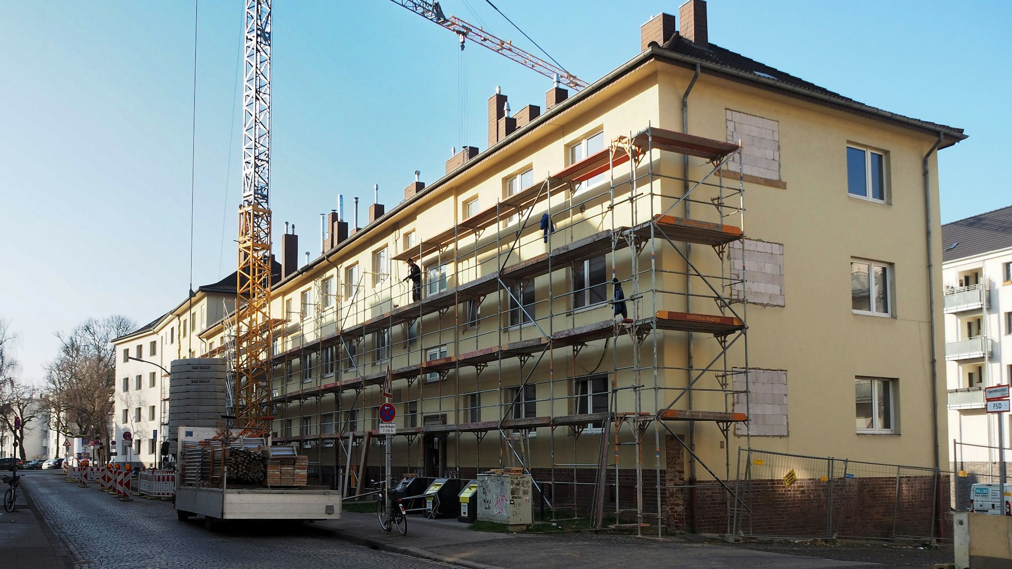 Ein Baugerüst an einem dreistöckigen Wohnhaus in der Willigisstraße in Köln-Zollstock. Foto von Stephanie Broch