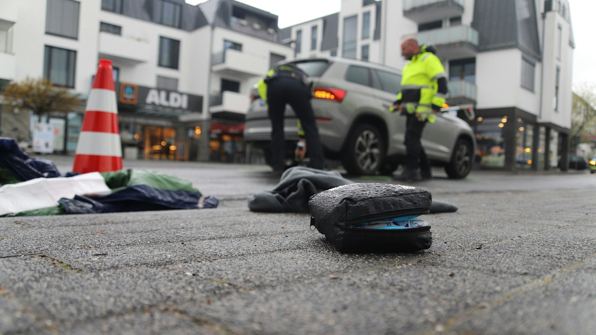 Das Unfallaufnahme-Team aus Köln sicherte die Spuren. Auf dem Bürgersteig davor liegen die Utensilien der Ersthelfer.