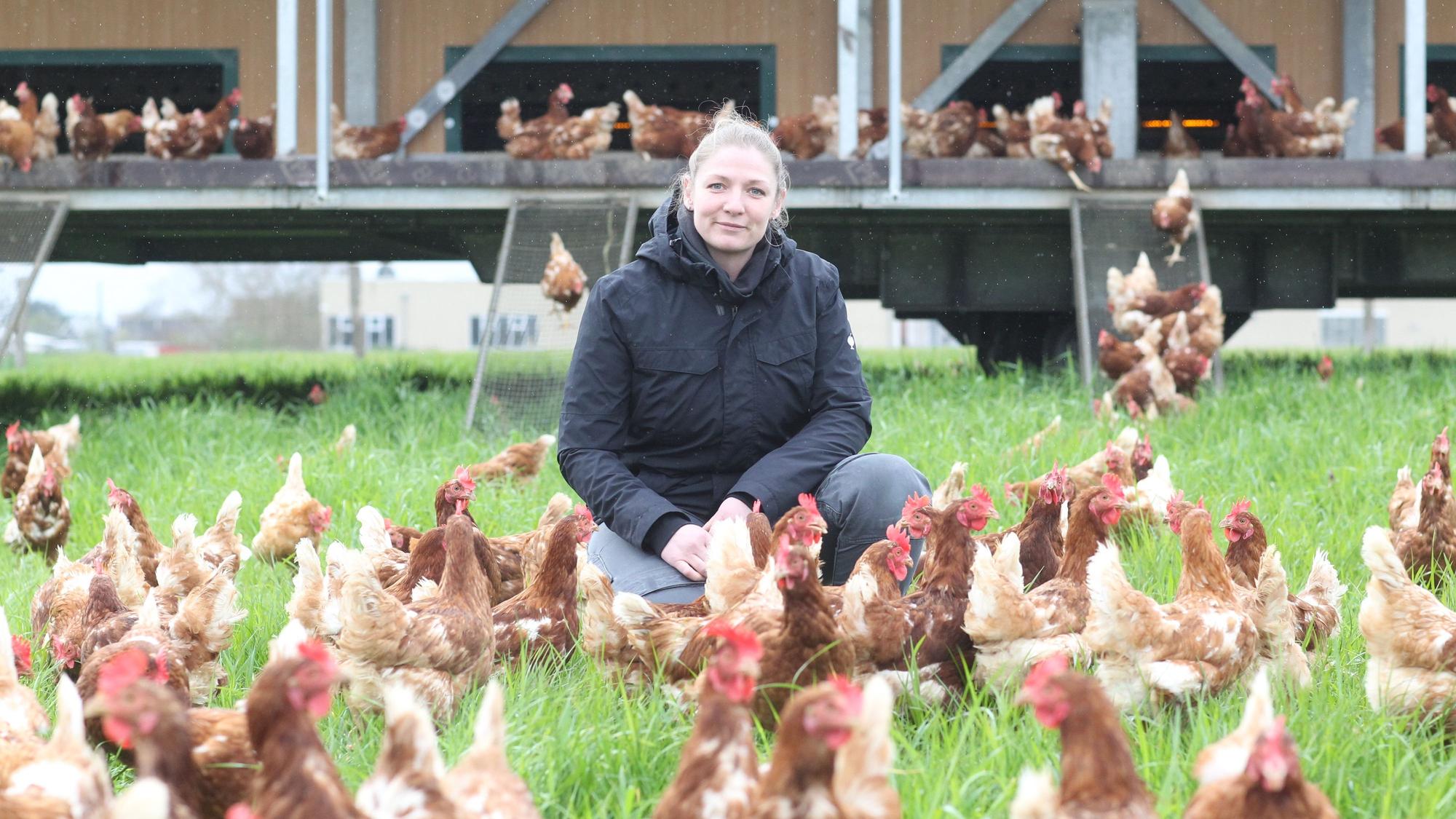 Landwirtin Annika Hache vom Hof Scheja in Menden inmitten ihrer 700 Hühner.